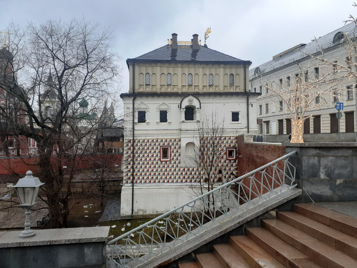 спуск по лестнице к музею с улицы Варварка