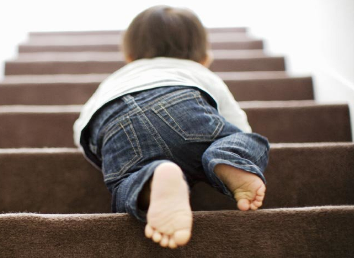 Малыш ползет по лестнице. Малыш ползает по ступенькам. Самостоятельность ребенка. Первый шаг к цели. Первый шаг к мечте