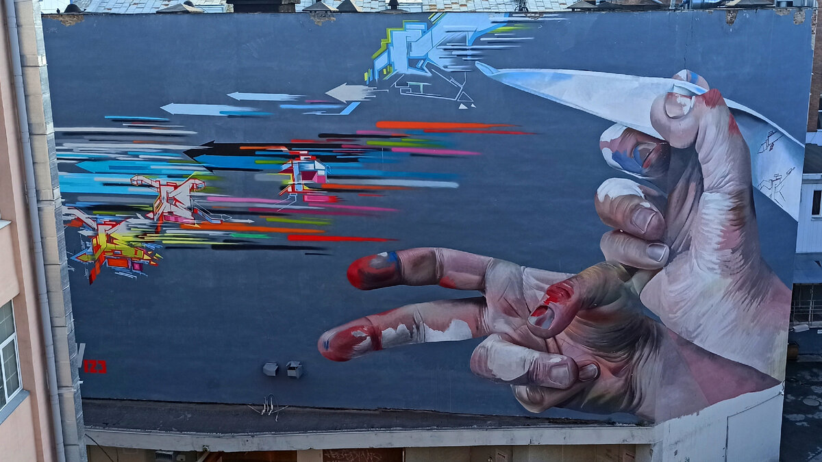 Бумажный самолётик. Художники: Case, Wow123