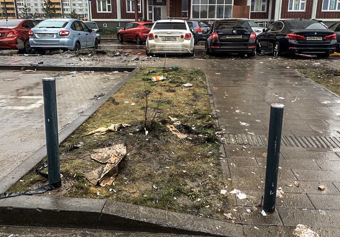 📍 Вот так выглядит придомовая территория современного гетто. Неимоверное количество мусора ровным слоем покрывает все вокруг.