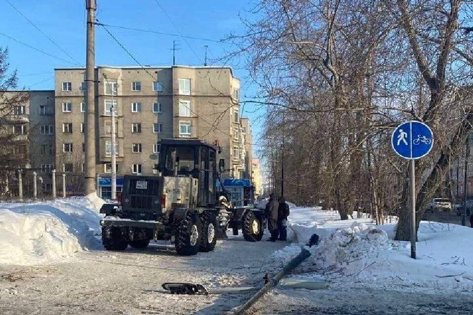     В центре Мурманска утром 27 марта произошло необычное ДТП. Фото: t.me/murmansk_chp