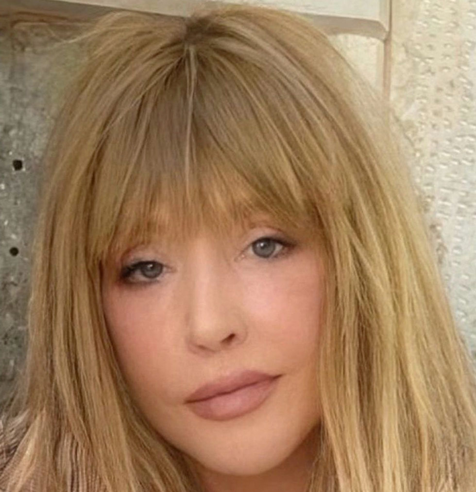 Говорят, Пугачёва, используя свои связи, пыталась вернуть на телевидение распустившего длинный язык молодого мужа. 