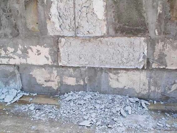 Вот так портится газоблок от влаги, когда она зимой рвет стены на куски