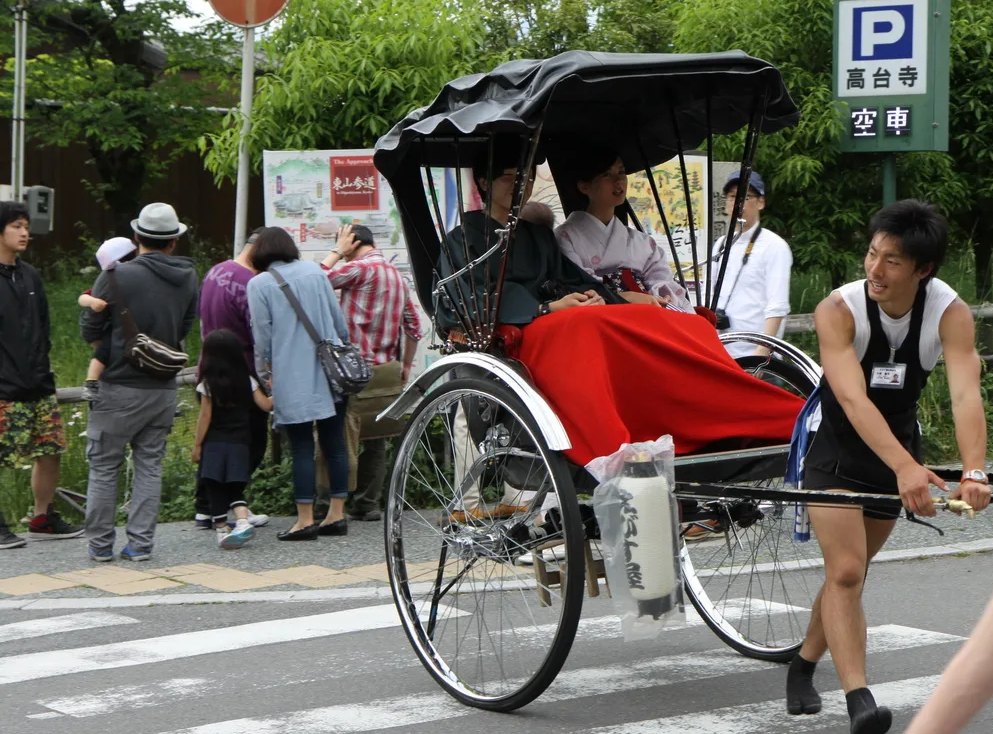 Рикша это красивый накачаный мужчина