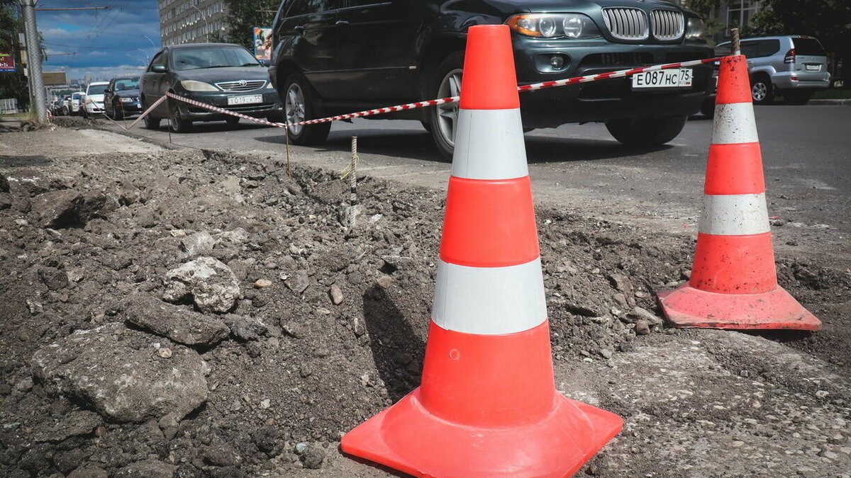 В Уфе на улице Ленина коммунальная техника провалилась в яму прямо на  тротуаре | mkset.ru | Дзен