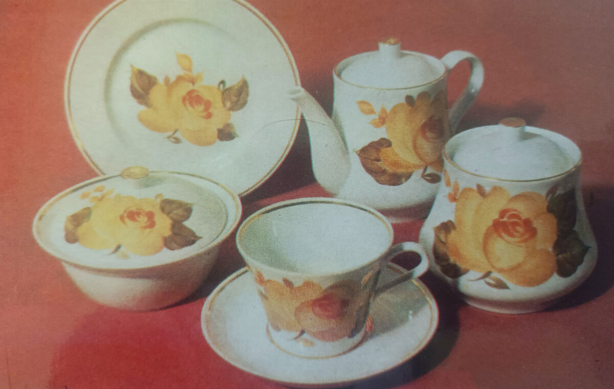Чайный сервиз Южанка. Авторы росписи И.А. и Н.А. Фадеевы. 1978г. Источник. Новгородский фарфор. Лениздат. 1986г.