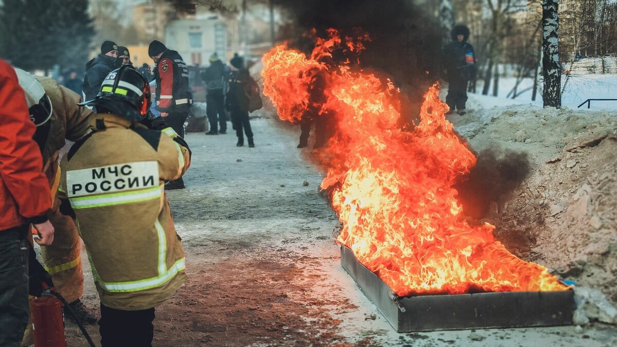 Огнеборцы вытащили из пожара 18 человек в Приморье | Восток-Медиа | Дзен