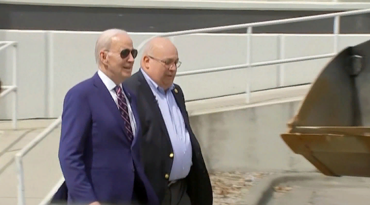 Байден рядом со своим поводырем (фото с сайта smotrim.ru)