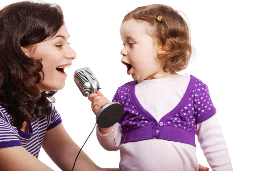 Девочка и мама поют. /© https://www.syl.ru/misc/i/ni/7/0/4/4/4/6/i/704446.jpg