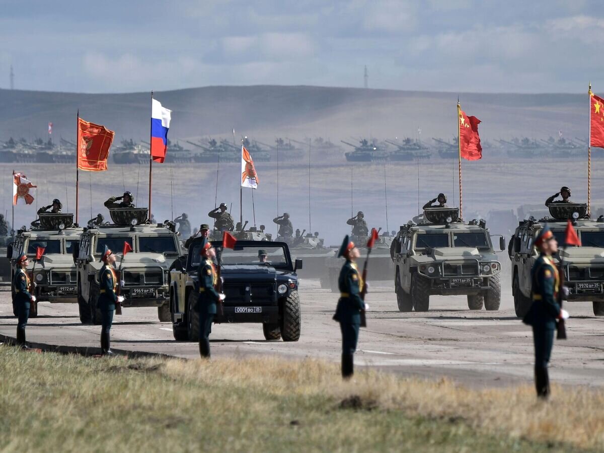    Парад военной техники, участвовавшей в основном этапе военных маневров вооруженных сил "Восток-2018"© РИА Новости / Алексей Никольский