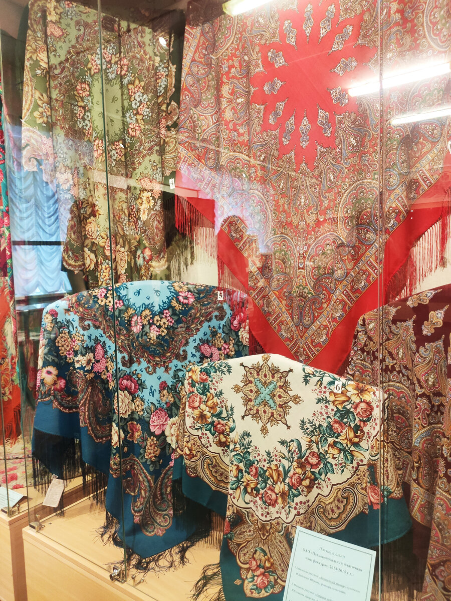 Платки и шали ОАО "Павловопосадская платочная мануфактура", 2014-2015гг. 
№4,5 Название рискунка "Бал-маскарад", художник Е. Жукова, шерсть фотофильмпечать
№6 Название рисунка "Русский перепляс", художник Н. Красноносова. Шерсть, фотофильмпечать