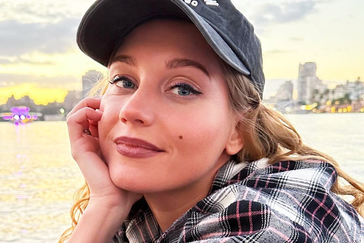     «Я с папой и с тремя родными сестрами!»: Кристина Асмус показала фото, сделанное 29 лет назад