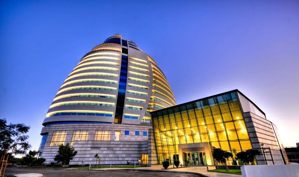 Северный Судан - это таинственная страна, удивительная своей красотой и историческими достопримечательностями. Одно из главных приключений, которое можно испытать здесь - это наблюдение за слиянием бурных вод Нила Белого и Нила Синего. Это место имеет огромное культурное и религиозное значение для местных жителей и может предложить невероятный вид для туристов.

/