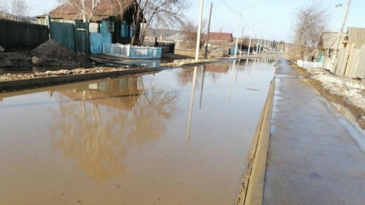     Из-за весенней распутицы в селе Острог затопило улицы. Некоторые сельчане не могут зайти в дома через дверь.