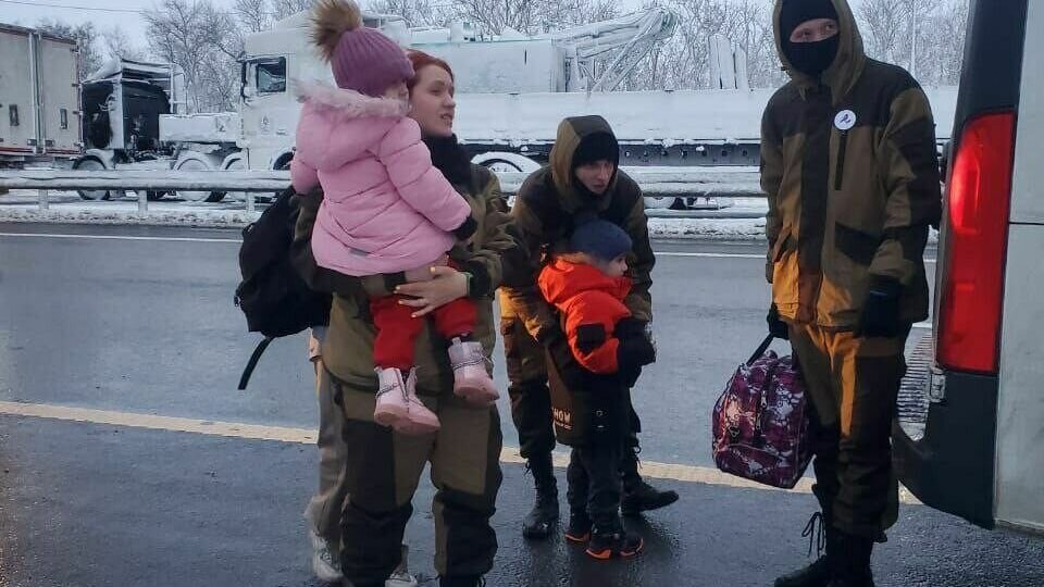     Представители «Народного фронта» помогают водителям, которые оказались в снежном плену на трассе М-4 «Дон» в Ростовской области.