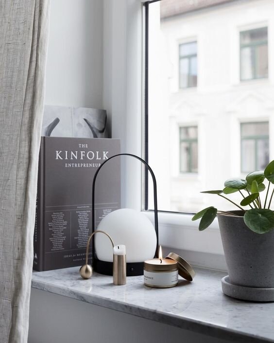 Варианты оформления подоконников и откосов камнем и деревом. Источник: Pinterest