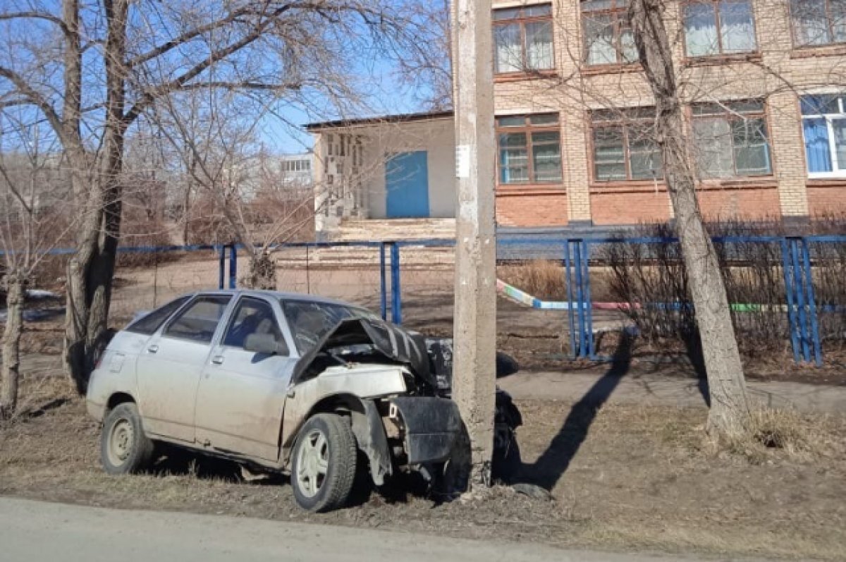    В Новоорском районе водитель «ВАЗа» въехал в бетонный столб и был госпитализирован.