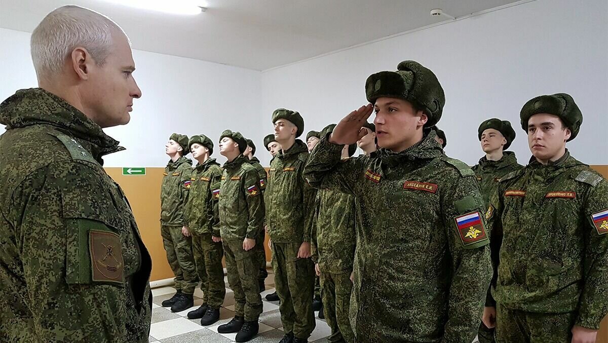     Процедура вручения повестки призывникам закреплена законодательно. Поэтому никаких иных способов вручения повестки, в том числе и электронных, пока не существует, сообщил RostovGazeta ростовский юрист Антон Габович.