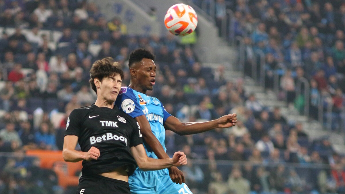    Матео Кассьера и Фаниль Сунгатулин в борьбе за мяч в матче "Зенит" - "Урал". Фото: GLOBAL LOOK PRESS