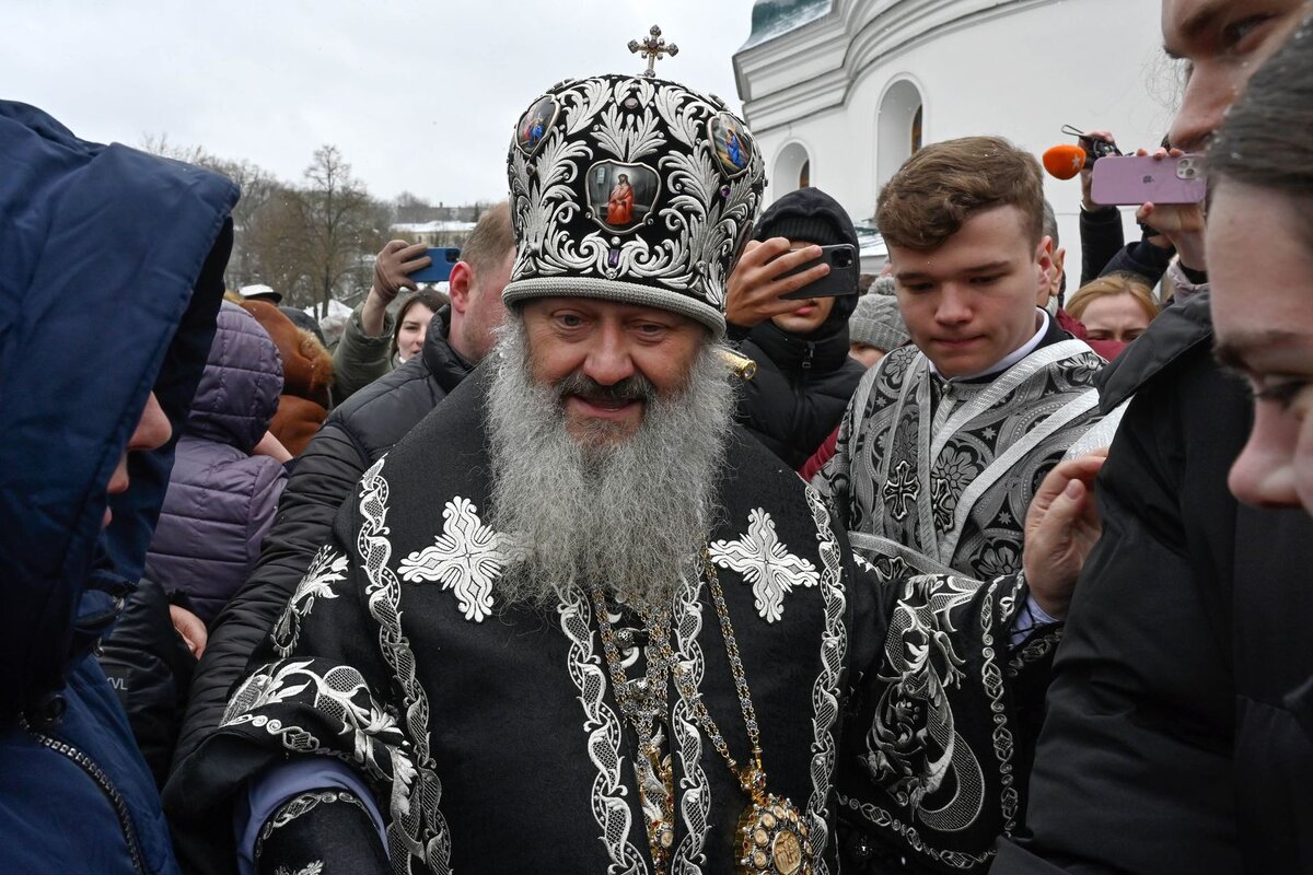    Наместник Киево-Печерской лавры, митрополит Вышгородский и Чернобыльский Павел возле Крестовоздвиженского храма Киево-Печерской лавры © Sergei Chuzavkov/Global Look Press