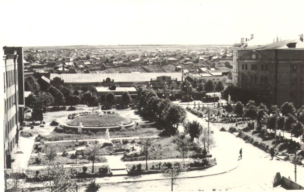Чебоксары, до 1956 года: скульптуры Ленина и Сталина во дворе Чебоксарского завода электроаппаратуры
