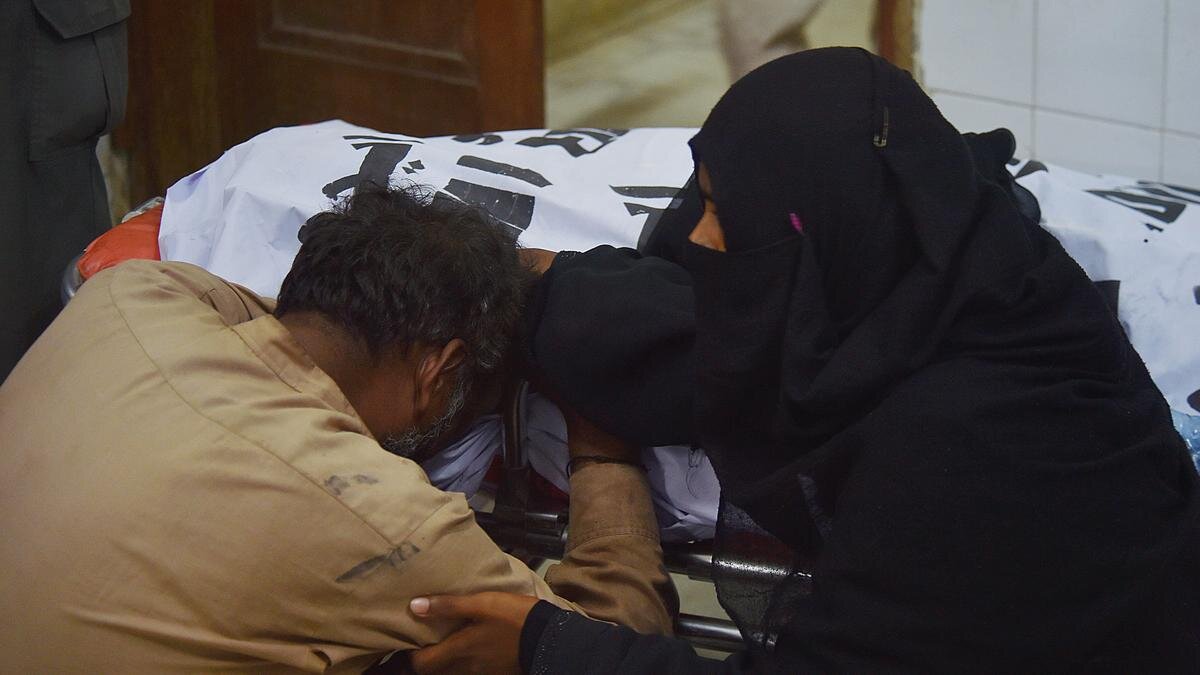    Родственники погибших:Asif Hassan/AFP via Getty Images