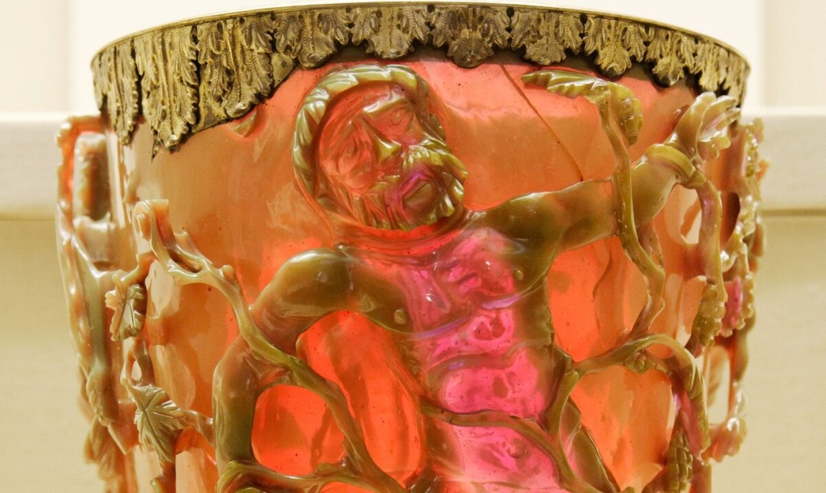 Изучив осколки стекла при помощи микроскопа, стало понятно, что римляне в те времена смогли пропитать его крошечными частицами серебра и золота, измельчёнными до размера в 50 нанометров в диаметре. Для сравнения можно отметить, что кристаллик соли больше чем эти частицы примерно в тысячу раз. Таким образом, они пришли к мнению, что кубок был создан по технологии, которая в настоящее время широко известна во всём мире под названием «нано технология». Само понятие трактуется как контроль над манипуляцией материалов на атомном и молекулярном уровне. Выводы экспертов, основанные на фактах, подтвердили версию о том, что римляне были самыми первыми людьми на земле, применившими нано технологии на деле. Эксперт в области нано технологий инженер Лю Ган Логан утверждает, что римляне использовали наночастицы при изготовлении подобных произведений искусства вполне осмысленно.Естественно, учёные не могли подвергнуть тщательному изучению оригинальный Кубок Ликурга, хранящийся в Британском музее, история которого насчитывает около 1600 лет. Для этих целей они воссоздали его точную копию и проверили на ней версию изменения цвета стекла при заполнении сосуда различными жидкостями.