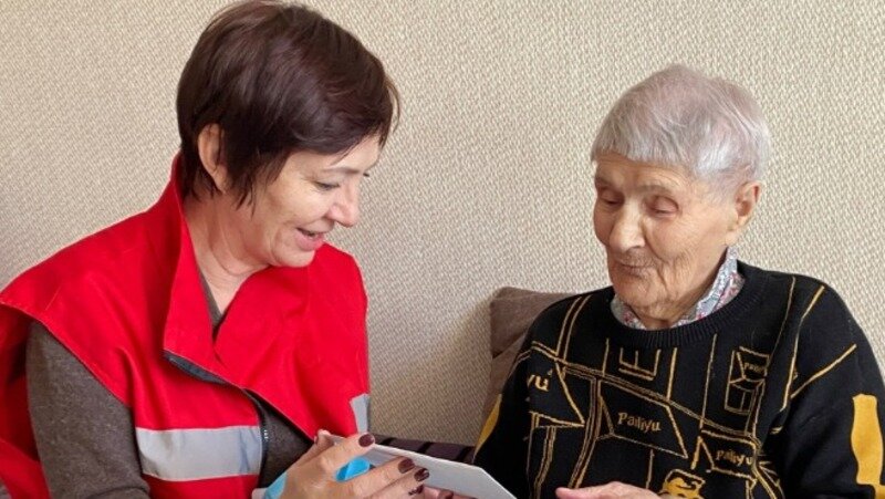 Волонтеры берут под опеку пожилых людей /Фото: vk.com/redcross_65/