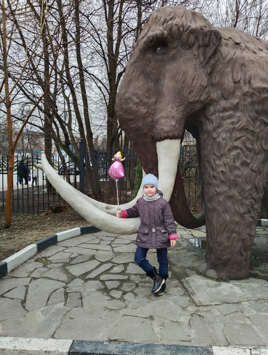 Мамонт на входе (или выходе) в музей. 