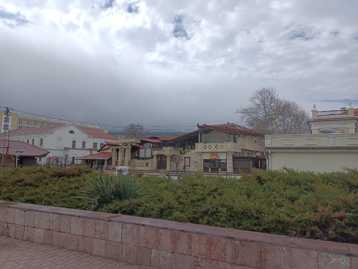 Вид с Набережной на город. Стилизованное кафе "Аркадия"