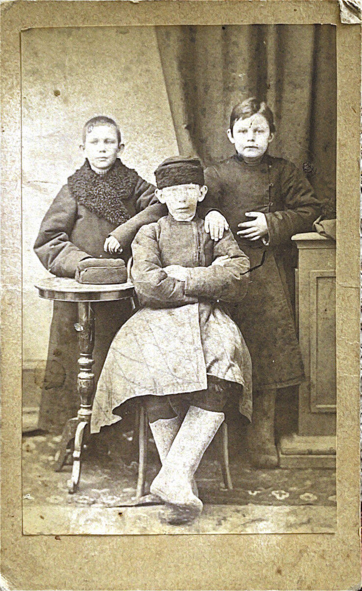 Григорий Никандрович Бушков справа.