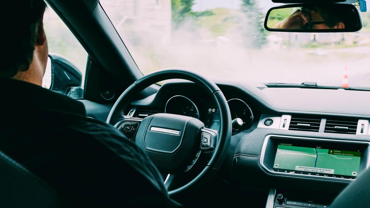    Водитель едет за рулем:pexels.com