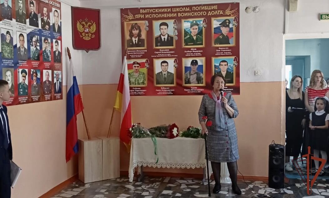 Стенд погибшим. Стенд погибшим в школе. Стенд Росгвардия. Школьные стенды памяти погибших в своей. Стенд герои России