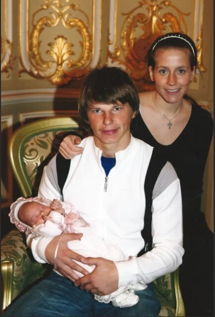 2008-2011 годы были полны счастья. Международный успех Аршавина, большие деньги, рождение детей, жизнь в Англии.