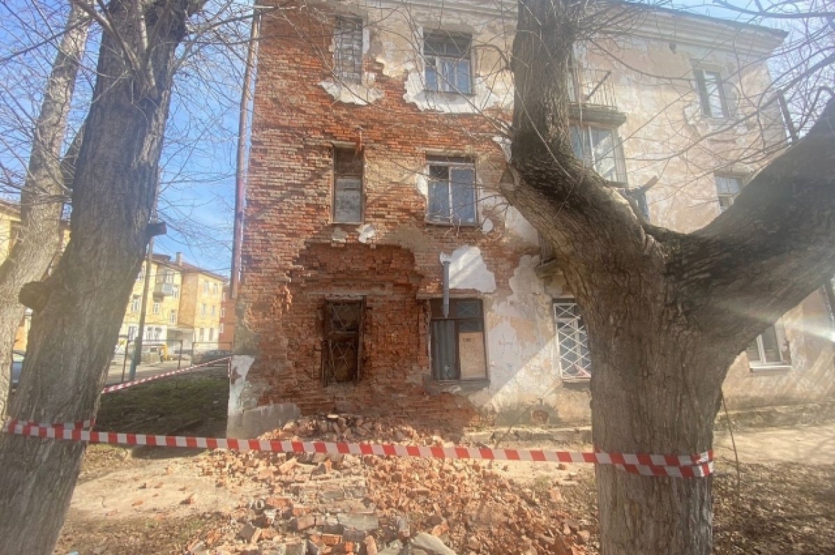    В Сарапуле разрушилась стена трёхэтажного дома