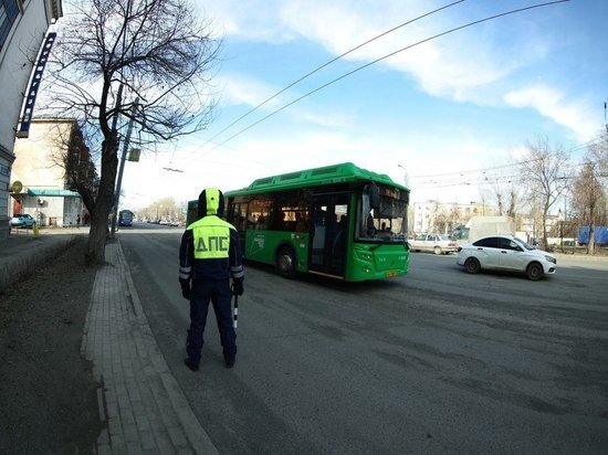     Дорожное полотно на Свердловском проспекте разрушилось после схода снега. Фото: Олег Каргаполов.