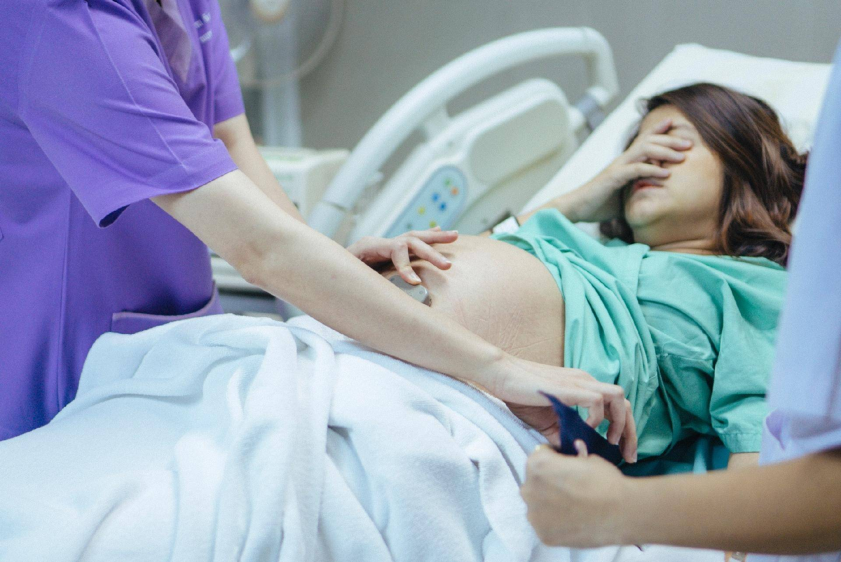 Беременный женщина родился. Патология беременности.