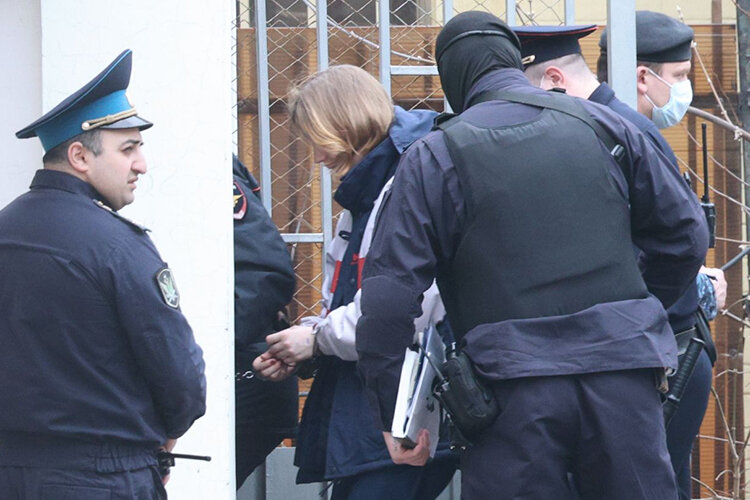    В Басманный Дарью, скорее всего, привезли сразу из аэропорта Фото: Алексей Белкин