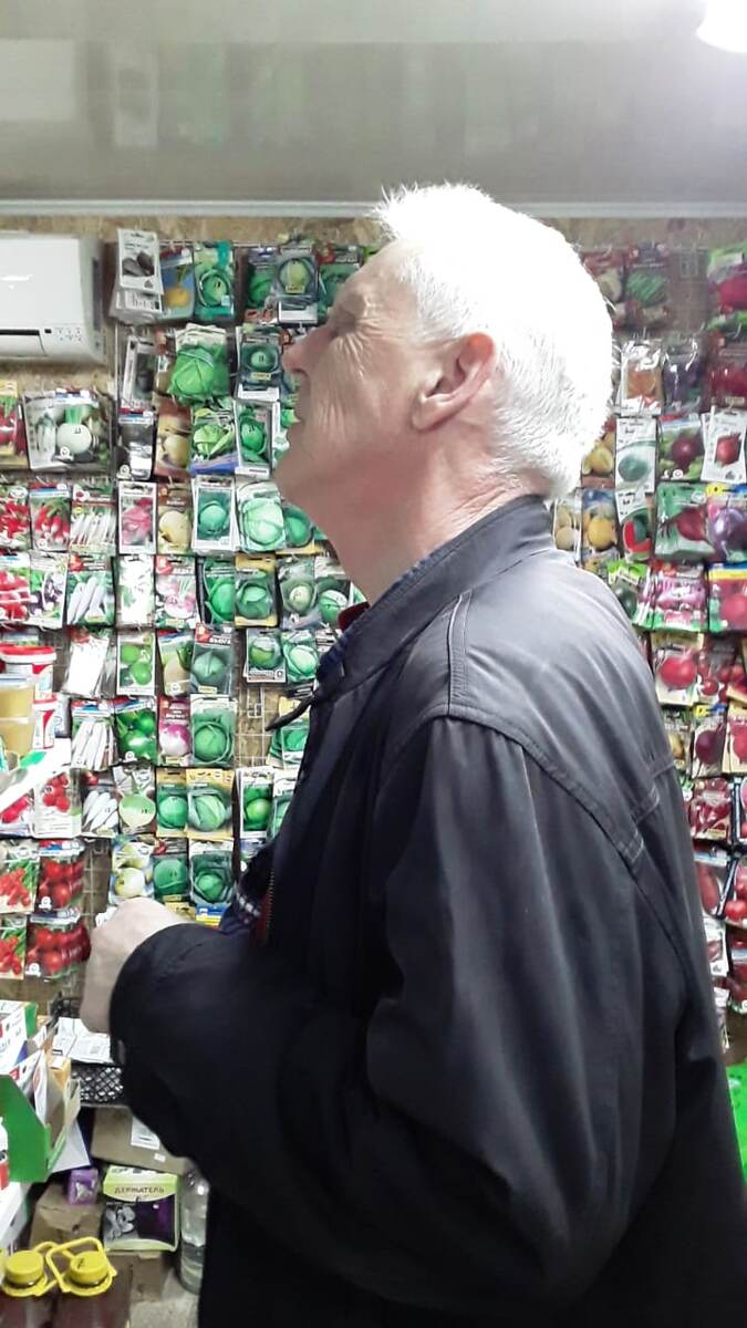 Выбирает табак!