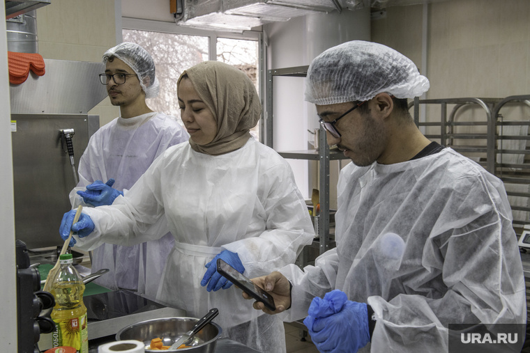    Кто-то готовит, а кто-то фиксирует процесс приготовления