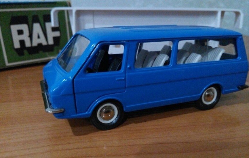 Масштабная модель РАФ-2203 А18 с цветным дном 1:43, фото из личной коллекции