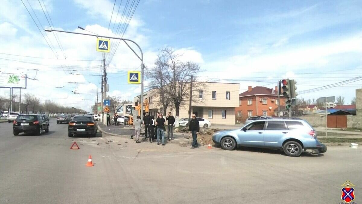 Легковушка отлетела в дорожного рабочего после ДТП в Волгограде |  НовостиВолгограда.ру | Дзен