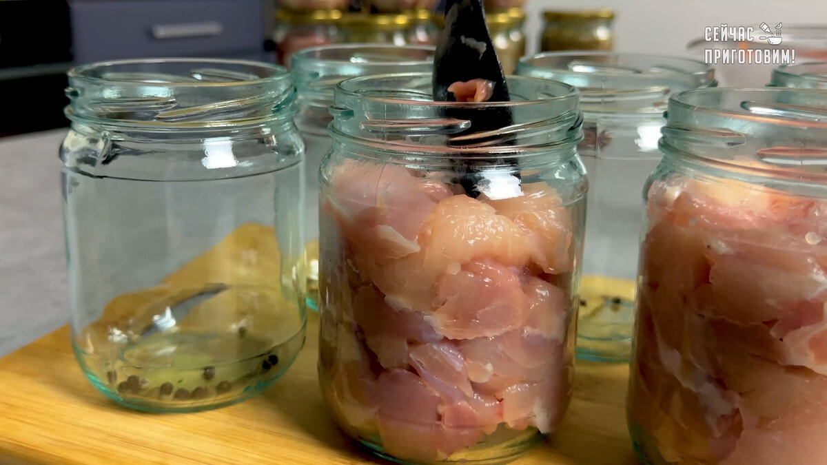 Тушенка из домашней курицы. Домашняя тушенка в автоклаве куриная. Домашняя тушёнка из курицы в стеклянных банках. Тушенка из куриных крылышек. Домашняя тушенка в стеклянных банках.