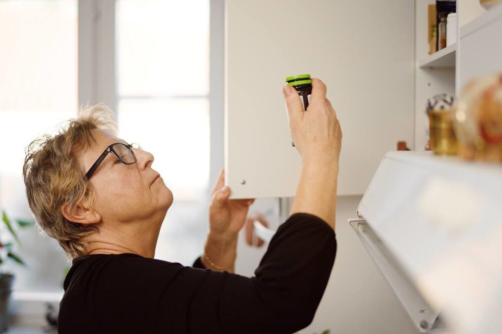     Любопытная свекровь: как отучить мать мужа проверять шкафы