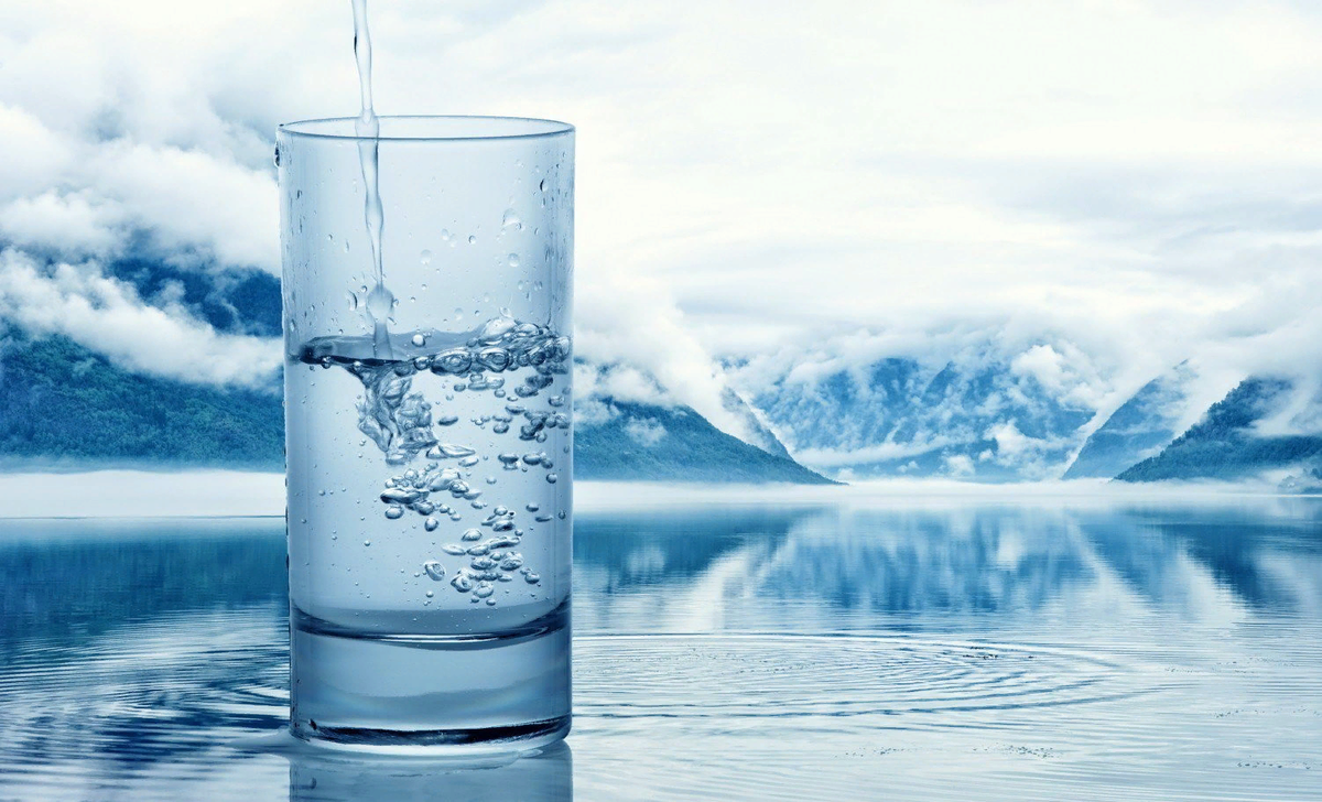 Вода является напитком. Чистая вода. Питьевая вода. Стакан воды. Чистый.