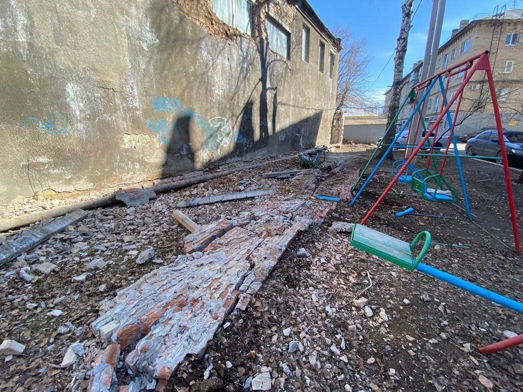    В Оренбурге возбудили уголовное дело после обрушения стены вагонного депо на подростка