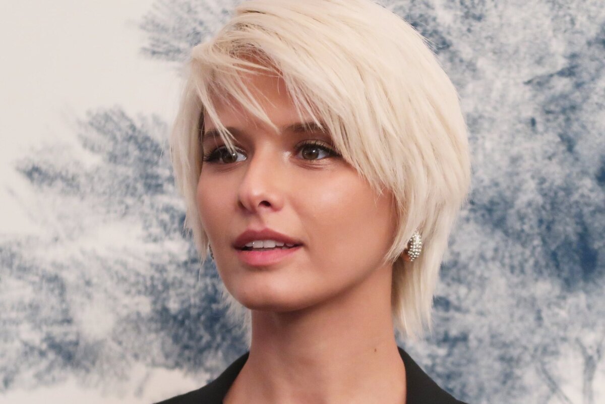     «Получите удовольствие»: вернувшаяся в Россию Любовь Аксенова в прозрачном топе и мини-юбке появилась на премьере