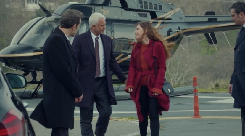 Стоп кадр Турецкий сериал «Запретный плод»Талат Булут (роль Халит) и Эда Эдже (роль Йылдыз)