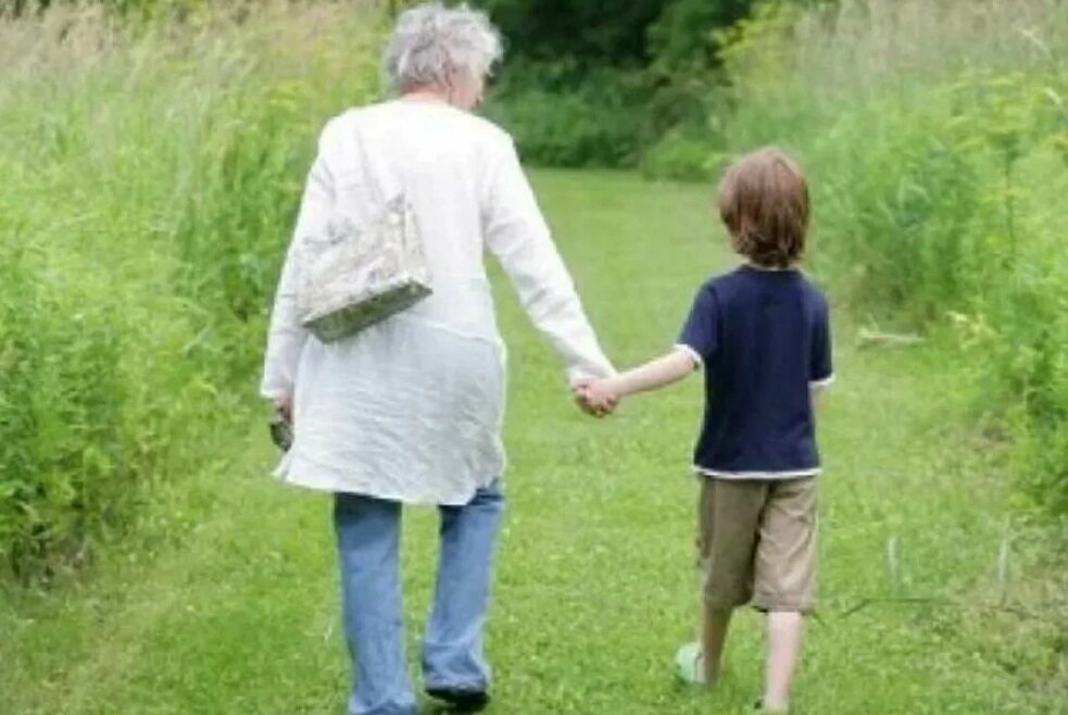 Бабушка хочет мальчика. Мальчик с бабушкой. Мальчик обнимает бабушку. Бабушка гуляет с внуком. Бабушка и внуки со спины.