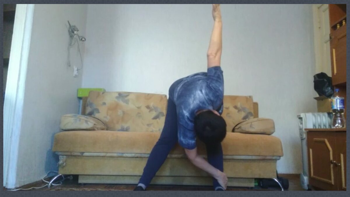 Наклоны с поворотами - левая рука к носку правой ноги, правая рука к носку левой ноги